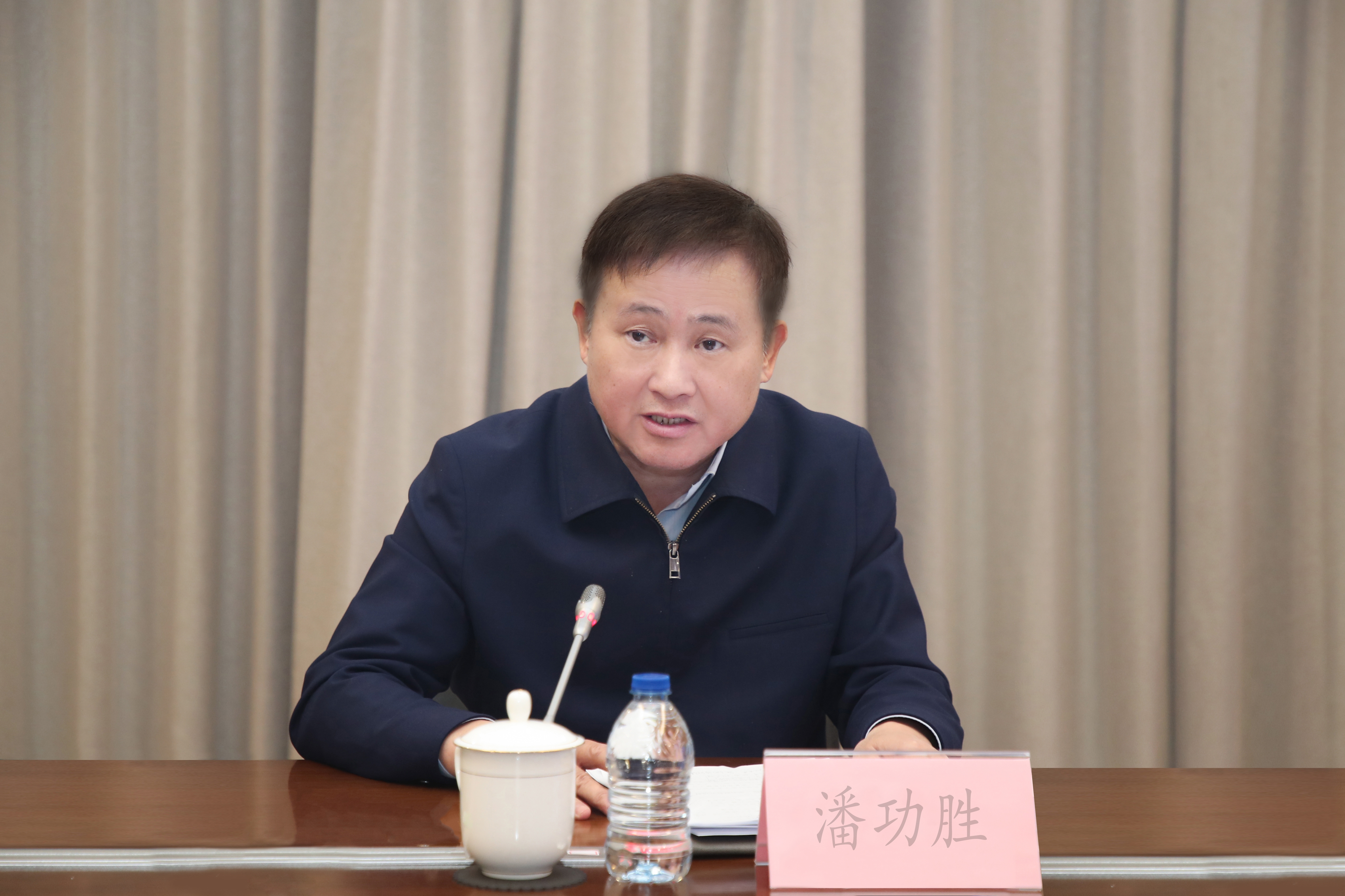 中国人民银行行长潘功胜看望慰问年终决算干部职工